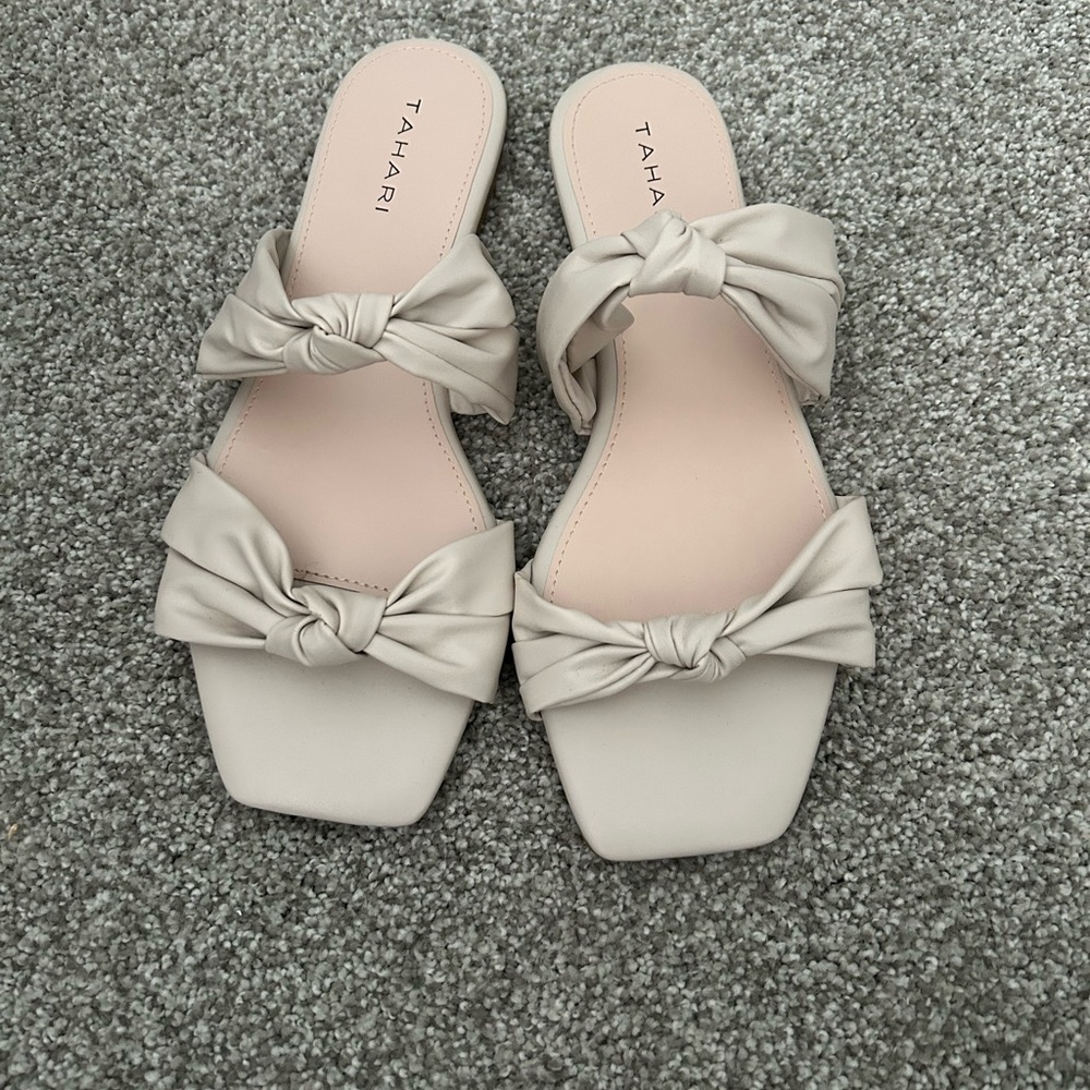 TAHARI Women's Elegant Cream Bow Sandals. NWOT.